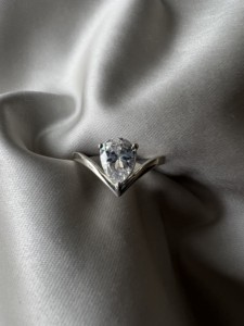 Bague en or avec moissanite en forme de poire, 14K 18K, bague de fiançailles pour femme, bande en forme de V, bague solitaire de mariage, bijoux minimalistes - Product Image 5