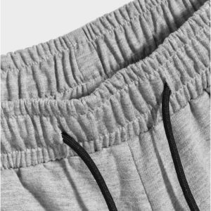 Pantalones Cortos Casuales de Punto Gris 100% Algodón con Cintura Ajustable con Cordón y Logotipo Ecológico Estampado en la Pierna Derecha - Product Image 2