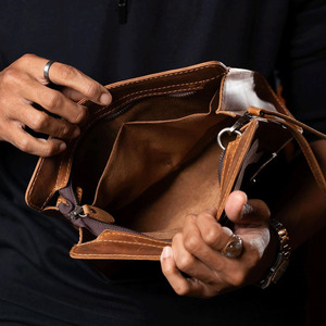 Bolso de mano de cuero genuino con costuras resistentes y compartimentos espaciosos, ideal para estilos de vida modernos a un precio razonable. - Product Image 3