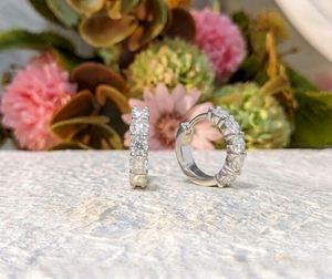 Pendientes de Aro Huggie de Lujo con Diamante Cultivado en Laboratorio de Corte Brillante Redondo de 1.20Ct, Certificado IGI, para Mujer, Oro Blanco Real de 14K - Product Image 5