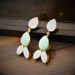 ต่างหูห้อยทรงชิค - พลอยอะมาโซไนต์และไข่มุก ประดับด้วยทองคำชุบ 18k - Product Image 5