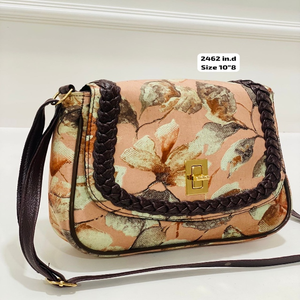 Sac à bandoulière élégant et moderne en coton à imprimé floral doux pour femme, sac artisanal à porter en travers du corps avec garniture en cuir tressé et fermoir torsadé doré - Product Image 1