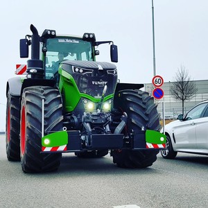 Tractor Agrícola Fendt de Alta Eficiencia 4x4 4WD con Cargador de Servicio Pesado, Motor de 70HP, Bomba de Tractor de Ruedas, Equipo Agrícola Confiable - Product Image 1