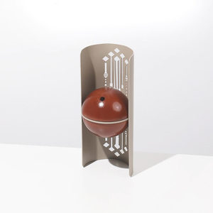 Brûleur d'encens sculptural combinant un écran métallique géométrique découpé au laser avec un accent en forme de vase sphérique en bois naturel - Product Image 1