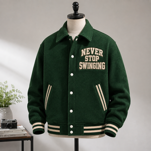 Chaqueta Varsity Verde para Hombre, Bordada con 'Never Stop Swinging', Estilo Preppy, Corte Regular, para Otoño - Product Image 4
