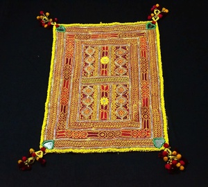 Tapisserie rectangulaire Lambani Tribal Patchwork, design industriel, autocollant mural, décoration bohème, art textile, pompons, motifs floraux - Product Image 4