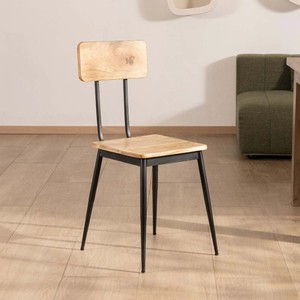 Vandana Urban Design Juego de 2 sillas industriales de madera maciza y metal negro Atelier Kraft - Product Image 1