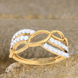 Anillo de Oro de Lujo para Mujer con Diseño de Hoja Entrelazada y Banda Cruzada con Diamantes - Product Image 1