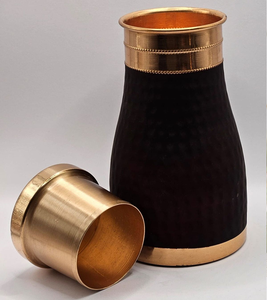 Bouteille et tasse uniques en cuivre martelé noir mat avec élégants accents or rose, disponibles à prix de gros. - Product Image 1