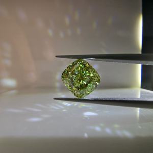 เพชรทรงสี่เหลี่ยม 3 กะรัต แบบคุชชั่น ปรับแต่งสีเขียวสดใส VS1 เพชรเพาะเลี้ยงในห้องปฏิบัติการ รับรองโดย IGI เพชรเม็ดเดี่ยว - Product Image 3