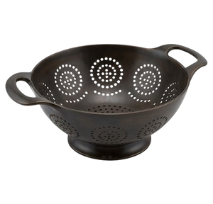 Passoire vintage en métal bronze avec poignées et motif floral ajouré - Product Image 4