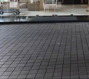 กระเบื้องหินบะซอลต์สีดำธรรมชาติสำหรับภายนอกอาคาร ป้องกันการลื่น ผิวปัดเงา ตัดตามขนาด - Product Image 1