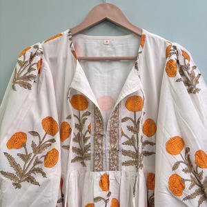 Robe mini formelle en coton écologique faite à la main avec imprimé floral à la main, col en V, manches 3/4, ourlet à volants en dentelle, lavable, naturelle - Product Image 2