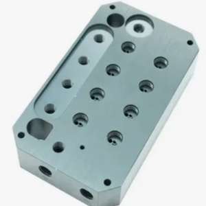 บล็อกอะลูมิเนียมความแม่นยำสูงที่ผลิตด้วยเครื่อง CNC ตามสั่ง - Product Image 1