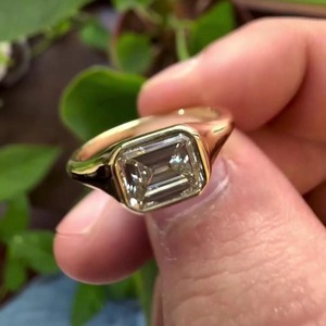 Anillo de Compromiso East West de 1 Quilate con Engaste de Bisel, Oro Amarillo de 14K, Joyería Fina con Diamantes, Certificado IGI, Claridad VVS, Color EF - Product Image 3