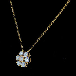 Collier pendentif floral élégant en or jaune 14 carats avec diamants de laboratoire 1,18 carat qualité EF VVS certifiés IGI, design en grappe raffiné - Product Image 4