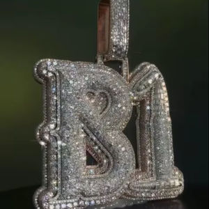 Pendentif Papillon Personnalisé Sertie de Diamants Moissanite, Collier Insecte Micro-Pavé en Argent 925, Bijou de Luxe avec Pierre Bleue, Style Statement - Product Image 1