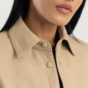 Chaqueta de Cuero Beige Genuino Ecológico de Alta Calidad para Mujer, Estilo Motero, Accesorios, Venta al por Mayor, Colores Personalizados, Logotipo OEM, Botones - Product Image 5