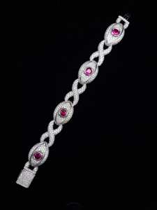 Bracelet de luxe pour femme Infinity Link Eye en or blanc 14 carats avec diamant de laboratoire taille brillant couleur D et sertissage pavé de rubis rouges - Product Image 2