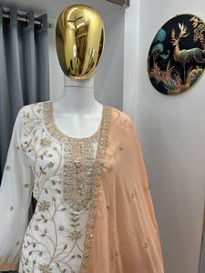 Conjunto de Fiesta Tradicional con Bordado de Lentejuelas Pesadas en Tela Georgette, Top de Secado Rápido y Pantalones Plazzo con Dupatta, Especial para el Festival Eid - Product Image 5