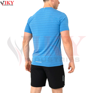 Camiseta de Manga Corta con Cuello Redondo y Micro Rayas Azules Personalizada de Marca Privada y Pantalones Cortos Deportivos Negros para Correr, Ropa Deportiva al por Mayor - Product Image 5