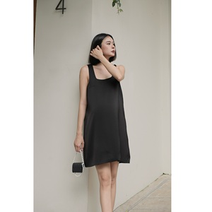 Robe décontractée d'été à col carré, taille ample, en mélange de soie 8% élasthanne, boutonnée, respirante, avec fente latérale et logo frontal, fabriquée au Vietnam - Product Image 1