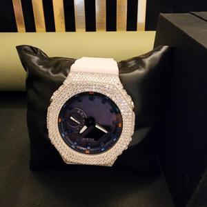 Montre analogique de luxe à cadran rond avec diamants Moissanite et design semi-serti, bracelet en caoutchouc de RoyalJEWELLS - Product Image 6