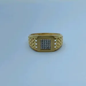 Exquisito Anillo de Sello Chapado en Oro de 22K para Hombre con Zirconia Cuadrada y Banda con Patrón de Ladrillo Intrincado - Product Image 2