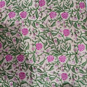 Tissu en coton biologique cardé imprimé cambric léger, motif palmier rouge, personnalisé, fait main en Inde, pour garçons, pour vêtements de sport, robes, rideaux et chemises - Product Image 1