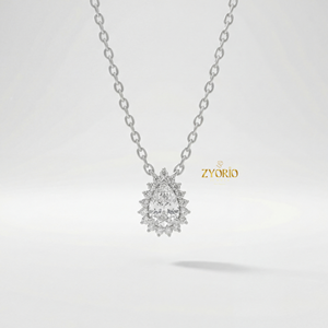 Colgante de Lujo con Diamantes en Forma de Pera Dorada y Halo de Diamantes Brillantes, Diseño Elegante y Atemporal, Cadena de Eslabones para Bodas, Fiestas y Aniversarios - Product Image 2