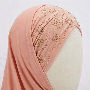 ผ้าคลุมผมฮิญาบสำหรับผู้หญิง น้ำหนักเบา สีสันปรับแต่งได้ ผ้าพันคอวิสโคสพรีเมียม ผ้าคลุมศีรษะแบบไล่สี ผ้าคลุมไหล่แบบออมเบร แฟชั่นมุสลิม นุ่มสบาย ทันสมัย - Product Image 4