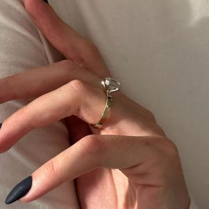 Anillo de Compromiso de Oro de 14K con Diamante Cultivado en Laboratorio de Corte Asscher de 2.5 Quilates, Anillo de Novia Solitario Moderno con Certificación IGI - Product Image 2