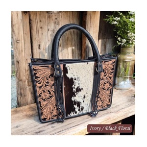 Sac messager en cuir à poils motif vache, sac fourre-tout floral western gravé, sac à bandoulière pour le quotidien, les voyages et le shopping, 12x16 pouces - Product Image 1