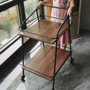 Chariot roulant à deux niveaux avec cadre en métal noir, étagères en bois, bords arrondis, chariot de service mobile, rangement moderne et rustique - Product Image 2