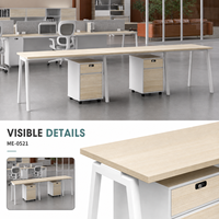 Bureau de travail linéaire rectangulaire moderne avec plateau en bois clair, cadres blancs inclinés, meuble de rangement mobile, usage commercial