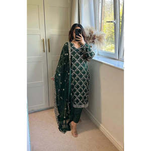 Ensemble haut long, pantalon et dupatta de style fantaisie - Vêtements indiens et pakistanais - Product Image 4