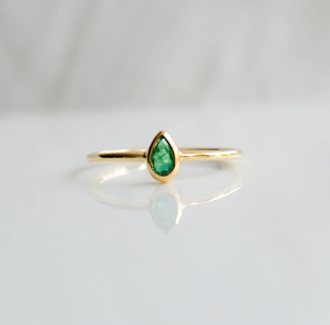 Anillo Solitario de Esmeralda Natural con Corte de Pera y Bisel de Oro de 14K, Modelo The Verdant Tear Drop - Product Image 1