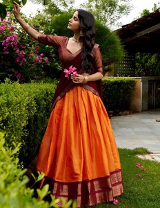 Ensemble Lehenga Choli en soie Kanchipuram orange pour femmes, avec blouse bordeaux et bordure tissée Zari dorée, pour les mariages. - Product Image 1