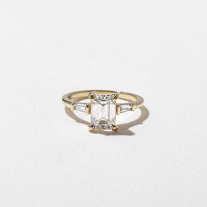 Bague élégante en argent sterling 925 avec diamant de laboratoire rectangulaire central et pierres latérales baguette, finition dorée, bijou de fiançailles - Product Image 1