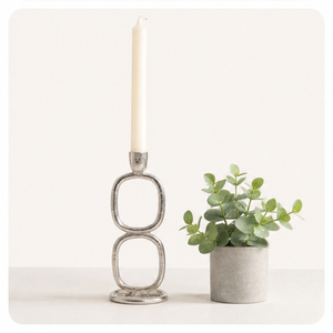 Porte-bougie en aluminium au design moderne, double boucle, finition argentée polie, pour bougies coniques, idéal pour les tables de mariage - Product Image 6