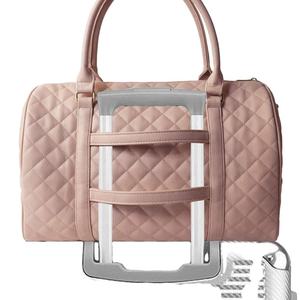 Sac de voyage matelassé rose en microfibre avec poignée à pompon, élégant et portable - Product Image 3