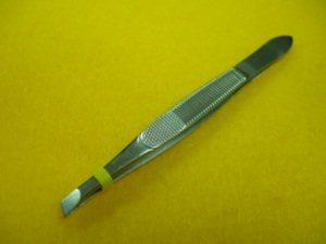 Pince à épiler DANKING DK-635 9 cm en acier inoxydable moderne à pointe inclinée pour le modelage des sourcils - Réutilisable et durable - Product Image 1