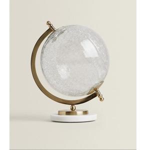 Globo terráqueo de vidrio craquelado hecho a mano con arco de metal con acabado en latón dorado y base de mármol blanco para una decoración elegante de la sala de estar. - Product Image 1