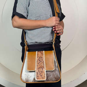 กระเป๋าสะพายคาดลำตัวหนังวัวแท้สะพายไหล่ข้างเดียวสไตล์เมสเซนเจอร์ - Product Image 4