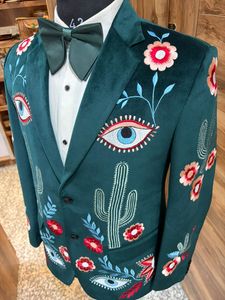Costume Western brodé vert foncé pour homme avec motifs floraux, cactus et yeux – Ensemble blazer et pantalon style cowboy pour mariage et soirée - Product Image 3
