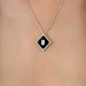 Collar con Colgante de Ónix Negro y Diamantes Art Deco de 18K, Chapado en Rodio - Product Image 6