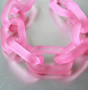 Elegante Cadena de Eslabones de Resina para Decoración de Pared, Colección de Joyería de Lujo en Resina Brillante, Cadena de Eslabones de Resina Hecha a Mano - Product Image 1
