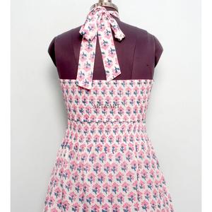 เดรสผ้าฝ้ายถักทรงเข้ารูปสำหรับผู้หญิง ระบายอากาศได้ดี เป็นมิตรต่อสิ่งแวดล้อม คอแบบผูก สายคล้องคอ ความยาวปานกลาง ลายดอกไม้ กระดุมด้านหลัง เปิดหลัง มีกระเป๋า ซักแห้งได้ เหมาะสำหรับใส่ไปชายหาด - Product Image 6