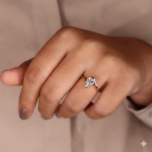 Anillo de compromiso solitario de moda en oro amarillo de 14K con diamante cultivado en laboratorio, color DEF, claridad VS-VVS, corte pera de oriente a oeste - Product Image 4