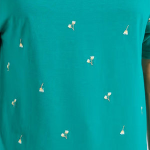 เสื้อยืดพิมพ์ลายกราฟิกคุณภาพพรีเมียมสำหรับผู้หญิง ผ้าคอตตอนผสมน้ำหนักเบา แขนสั้น สไตล์ลำลอง ผู้ผลิต OEM รับผลิตแบรนด์ส่วนตัว - Product Image 5
